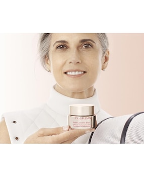 Crema facial recomendada para reafirmar día Clarins Nutri Lumiere para todo tipo piel